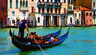 Grand Canal en gondole avec musique et chanteuse dans la belle Venise