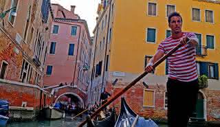 Grand Canal en gondole avec musique et chanteuse dans la belle Venise